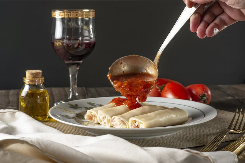Canelone (Molho ao Sugo ou Molho Bechamel)